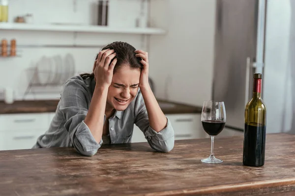 Mulher Chorando Lado Copo Vinho Garrafa Mesa Cozinha — Fotografia de Stock