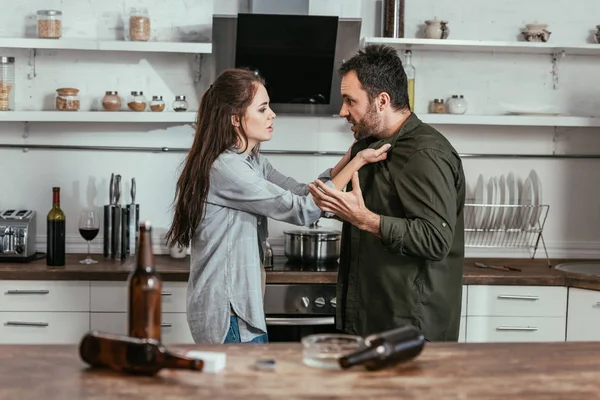 Enfoque Selectivo Mujer Enojada Peleando Con Marido Adicto Alcohol Cocina — Foto de Stock