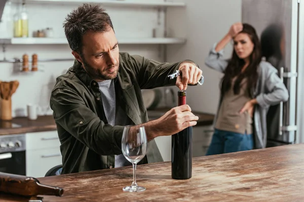 Mann Öffnete Weinflasche Und Verärgerte Ehefrau Küche — Stockfoto