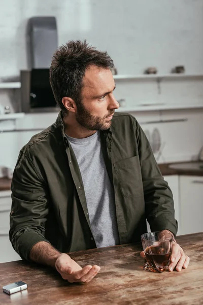 Homme Avec Alcool Dépendait Tenant Verre Whisky Détournant Les Yeux — Photo