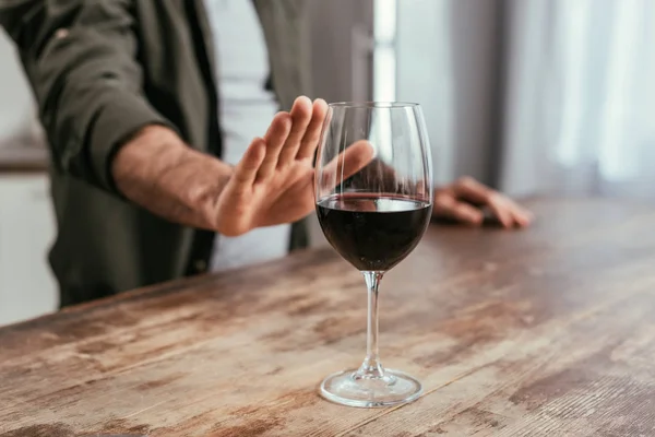 Ausgeschnittene Ansicht Eines Mannes Der Hand Weinglas Auf Tisch Zieht — Stockfoto