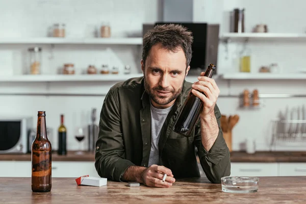 Hombre Adicto Alcohol Con Cigarrillo Sosteniendo Una Botella Cerveza Mirando —  Fotos de Stock