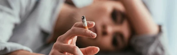 Cigarettát Tartó Szelektív Fókusza Panoráma Felvétel — Stock Fotó