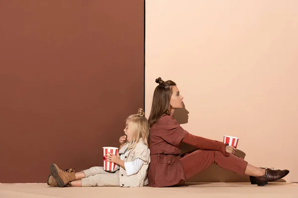 Back Back View Daughter Eating Popcorn Attractive Mother Beige Brown — Stock Photo, Image