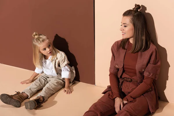 Hija Hablando Con Madre Sonriente Sentada Sobre Fondo Beige Marrón —  Fotos de Stock