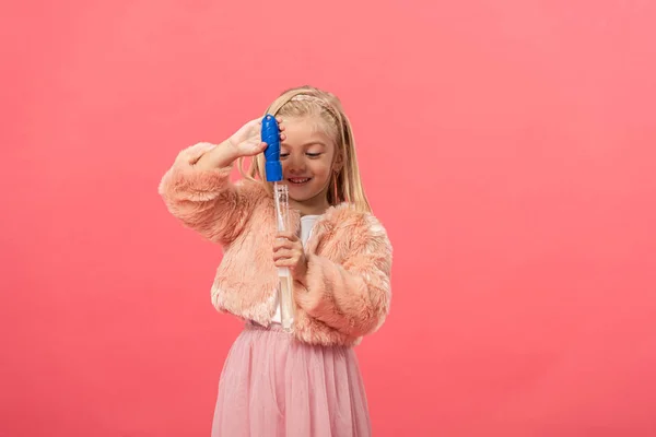Słodkie Uśmiechnięte Dziecko Trzymające Butelkę Bańkami Mydlanymi Wyizolowanymi Różowo — Zdjęcie stockowe