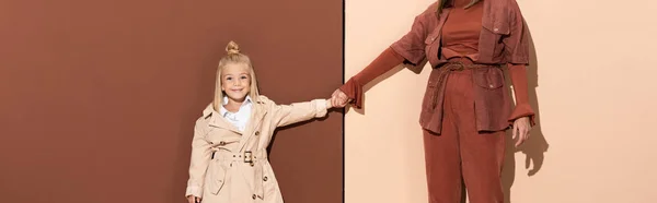 Panoramic Shot Smiling Daughter Holding Hands Mother Beige Brown Background — Stock Photo, Image
