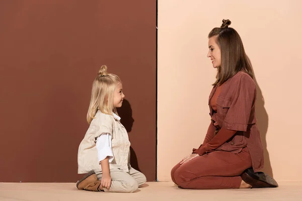 Side View Smiling Daughter Mother Looking Each Other Beige Brown — Stock Photo, Image