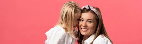 Tiro Panorâmico Filha Sorridente Mãe Olhando Para Câmera Isolada Rosa — Fotografia de Stock