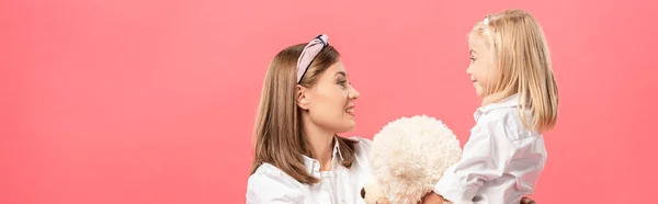 Plano Panorámico Sonriente Hija Madre Con Osito Peluche Aislado Rosa — Foto de Stock