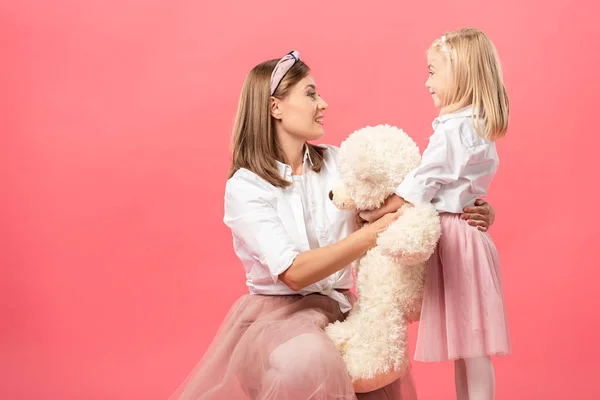 Gülümseyen Kız Anne Oyuncak Ayı Pembe Üzerinde Izole Edilmiş — Stok fotoğraf