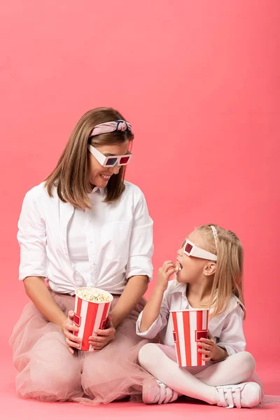 Lánya Eszik Popcorn Mosolygós Anya Szemüveg Rózsaszín Háttér — Stock Fotó