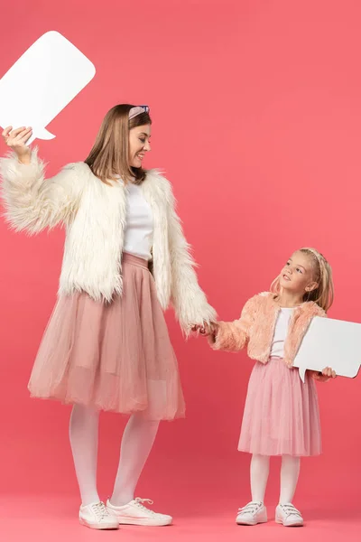 Sonriente Hija Madre Sosteniendo Burbujas Habla Sobre Fondo Rosa — Foto de Stock