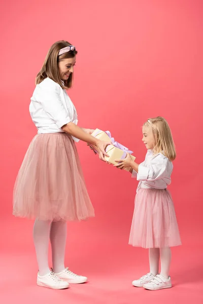 Boční Pohled Usmívající Matka Dávat Dary Pro Dceru Růžovém Pozadí — Stock fotografie