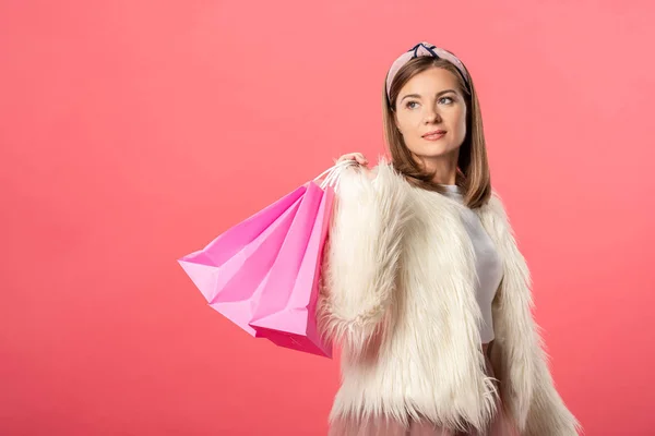 Mulher Atraente Segurando Sacos Compras Olhando Para Longe Isolado Rosa — Fotografia de Stock
