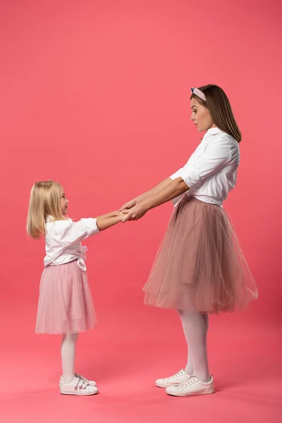 Вид Збоку Усміхнена Дочка Мати Тримає Руки Рожевому Фоні — стокове фото