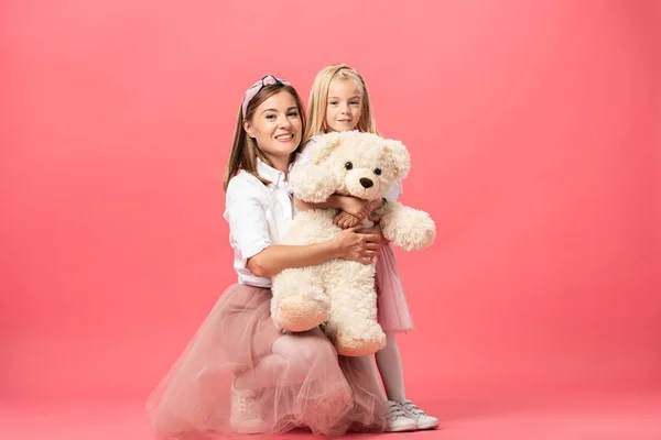 Hija Madre Sonriente Con Oso Peluche Sobre Fondo Rosa — Foto de Stock