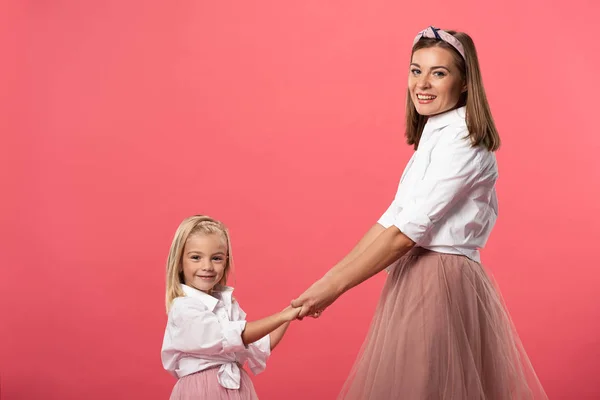 Sonriente Hija Madre Cogidas Mano Aisladas Rosa — Foto de Stock