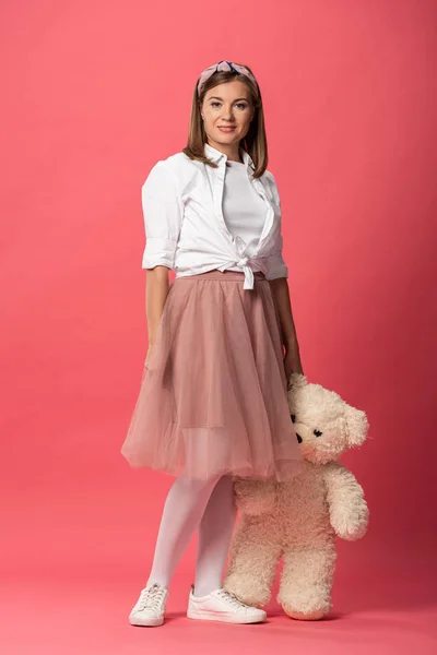 Atractiva Sonriente Mujer Sosteniendo Osito Peluche Sobre Fondo Rosa — Foto de Stock