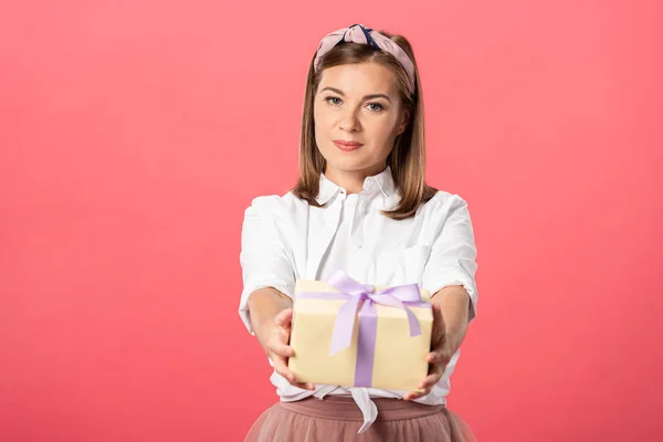 Ελκυστική Και Κομψή Γυναίκα Κρατώντας Κουτί Δώρου Απομονώνονται Ροζ — Φωτογραφία Αρχείου