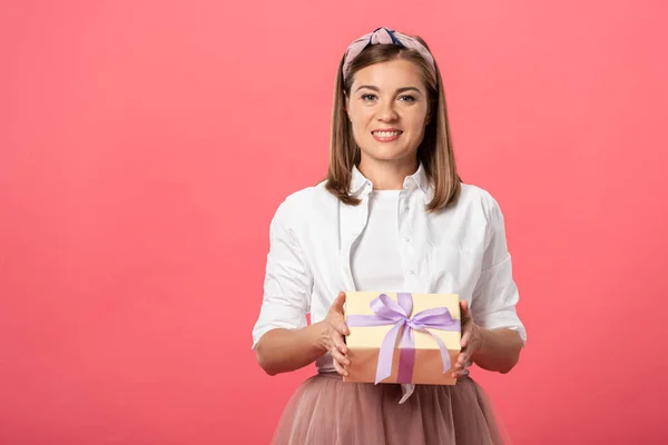 Atractiva Sonriente Mujer Sosteniendo Caja Regalo Aislada Rosa — Foto de Stock