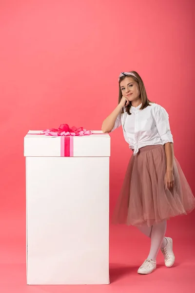 Aantrekkelijke Lachende Vrouw Staan Buurt Geschenk Doos Roze Achtergrond — Stockfoto