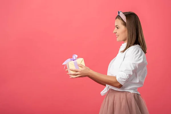 Vista Lateral Mujer Atractiva Sonriente Sosteniendo Caja Regalo Aislada Rosa —  Fotos de Stock