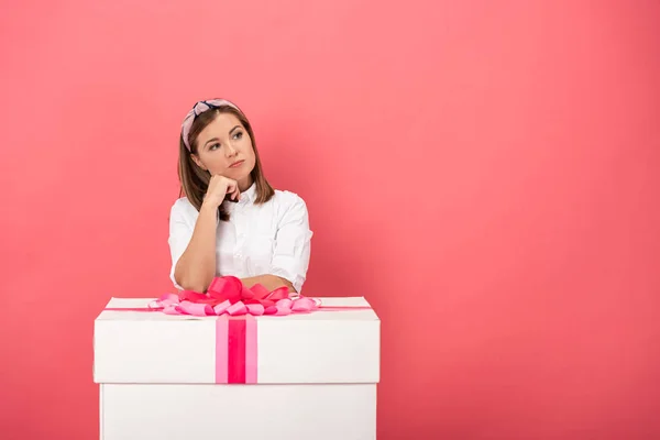 Attractive Pensive Woman Standing Gift Box Isolated Pink — Stock Photo, Image