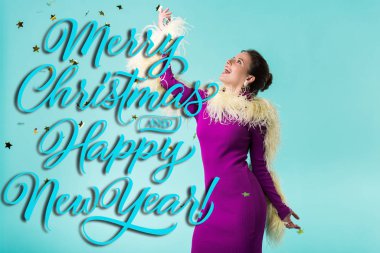 Mutlu parti kızı mor elbiseli, tüyleri dökülen konfeti altında dans eden mutlu noeller ve mutlu yeni yıl illüstrasyonlarıyla turkuazda izole edilmiş.
