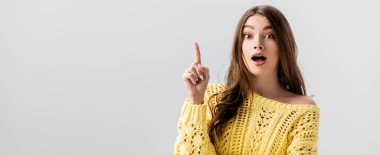 Gri renkli kameraya bakarken, şaşırmış kızın parmağıyla işaret ettiği panoramik çekim.