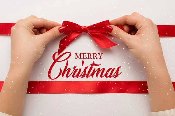 Vista Ritagliata Donna Toccando Fiocco Rosso Vicino Buon Natale Lettering — Foto Stock