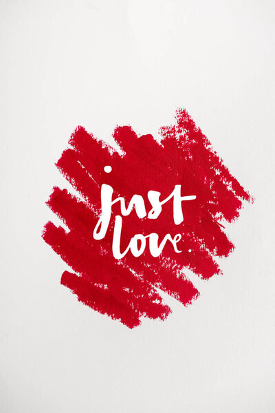 верхний вид красного штриха с просто буквы любви изолированы на белом
 