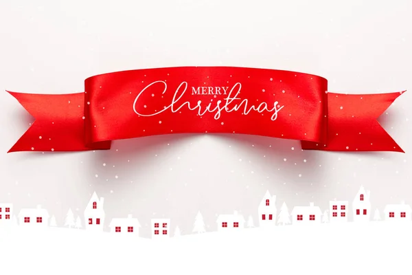 白の家や松の近くの陽気なクリスマスのレタリングと赤いサテンリボンのトップビュー — ストック写真