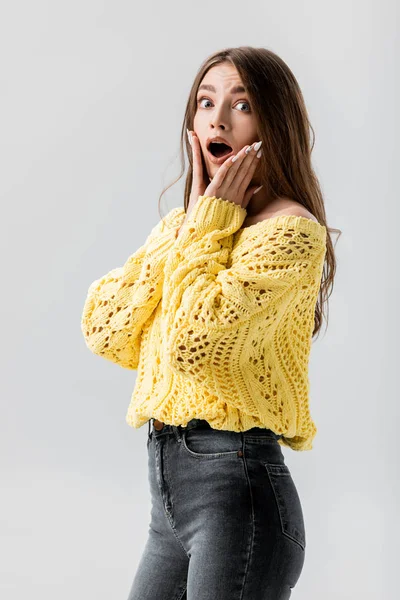 Chica Sorprendida Mirando Cámara Mientras Toca Cara Aislada Gris — Foto de Stock