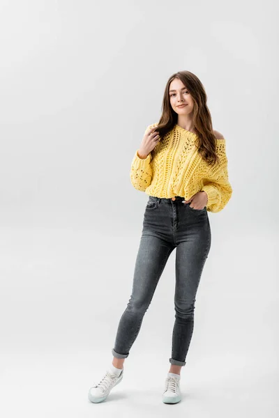 Visão Comprimento Total Menina Sorridente Com Mão Bolso Tocando Cabelo — Fotografia de Stock