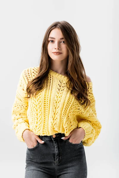 Pozytywna Dziewczyna Żółtym Swetrze Stojąca Rękami Kieszeniach Patrząca Kamerę Odizolowaną — Zdjęcie stockowe
