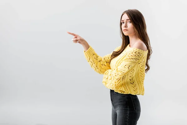 Menina Ofendida Apontando Com Dedo Enquanto Olha Para Câmera Isolada — Fotografia de Stock