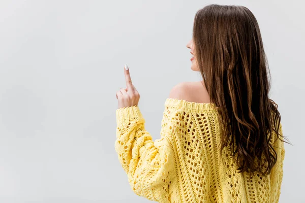 Πίσω Όψη Του Κοριτσιού Κίτρινο Πουλόβερ Δείχνει Μεσαίο Δάχτυλο Απομονώνονται — Φωτογραφία Αρχείου
