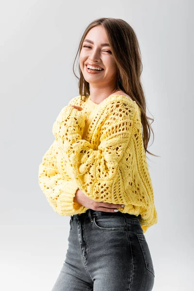 Chica Alegre Mirando Cámara Mientras Sostiene Mano Pecho Aislado Gris — Foto de Stock