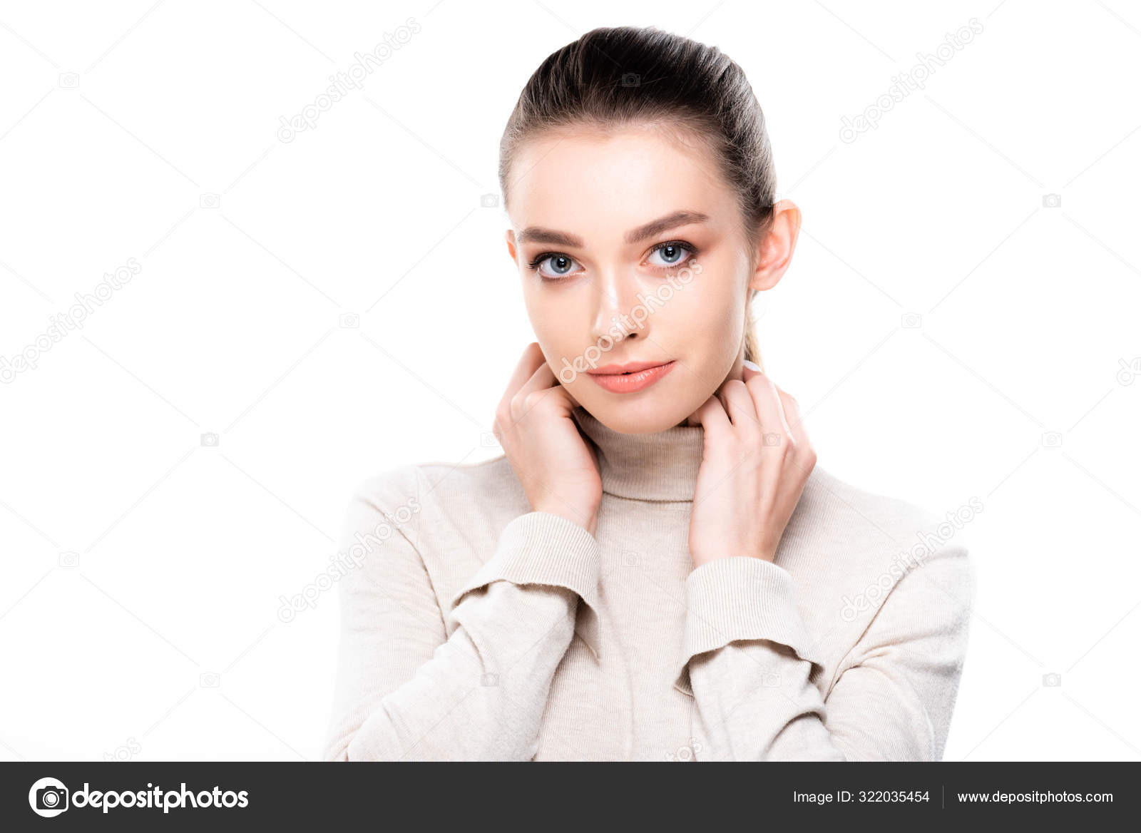 美丽的年轻女子有着天然的妆容手牵着脖子凝视着被白色隔离的相机 图库照片 C Andrewlozovyi 美丽的年轻女子有着天然的妆容手牵着脖子凝视着被白色隔离的相机 图库照片 C Andrewlozovyi