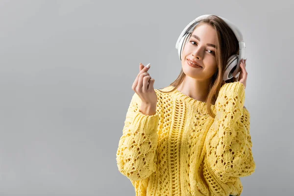 Gadis Tersenyum Menunjukkan Berapa Banyak Gerakan Uang Sementara Mendengarkan Musik — Stok Foto