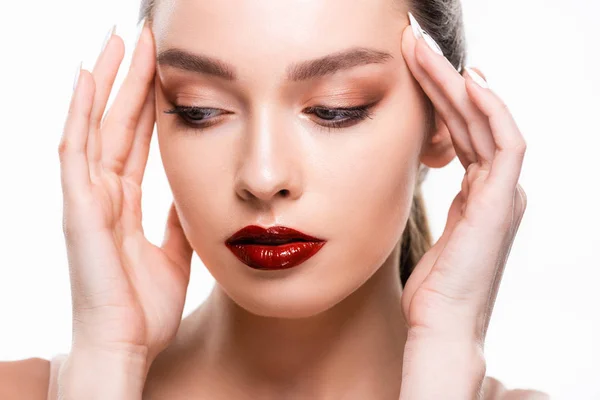 Hermosa Joven Con Maquillaje Tocando Cabeza Aislado Blanco — Foto de Stock