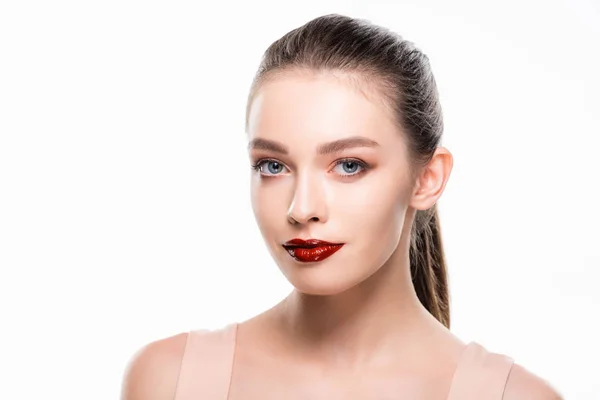 Vacker Ung Kvinna Med Makeup Tittar Kameran Isolerad Vit — Stockfoto