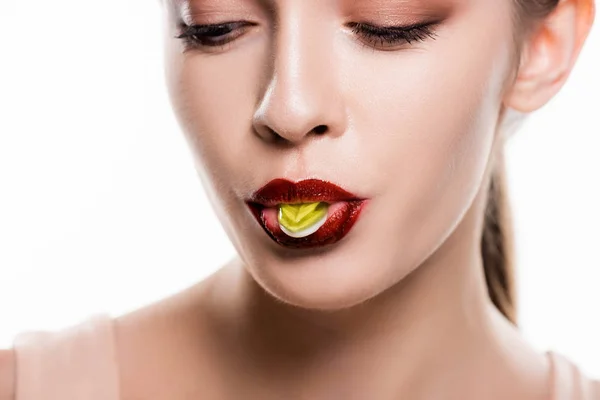 Chica Atractiva Con Labios Rojos Comiendo Caramelos Aislados Blanco — Foto de Stock