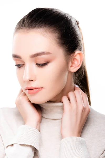 Attraktiv Flicka Med Naturlig Makeup Hålla Händerna Nära Halsen Isolerad — Stockfoto