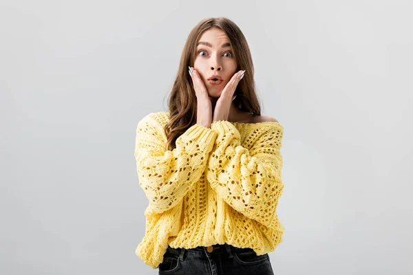 Chica Sorprendida Sosteniendo Mano Cerca Cara Mirando Cámara Aislada Gris —  Fotos de Stock