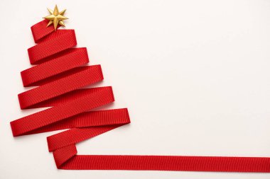 Beyaz üzerine izole edilmiş yıldız yayı ile kırmızı kurdelenin üst görünümü 