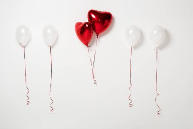 Beyaz üzerinde parlak ve kırmızı parti balonları 