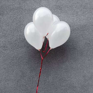 Gri üzerine beyaz ve dekoratif parti balonları 