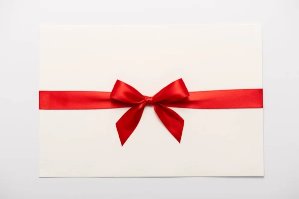 Вид Сверху Красный Атласный Бант Конверте Изолированный Белом — стоковое фото